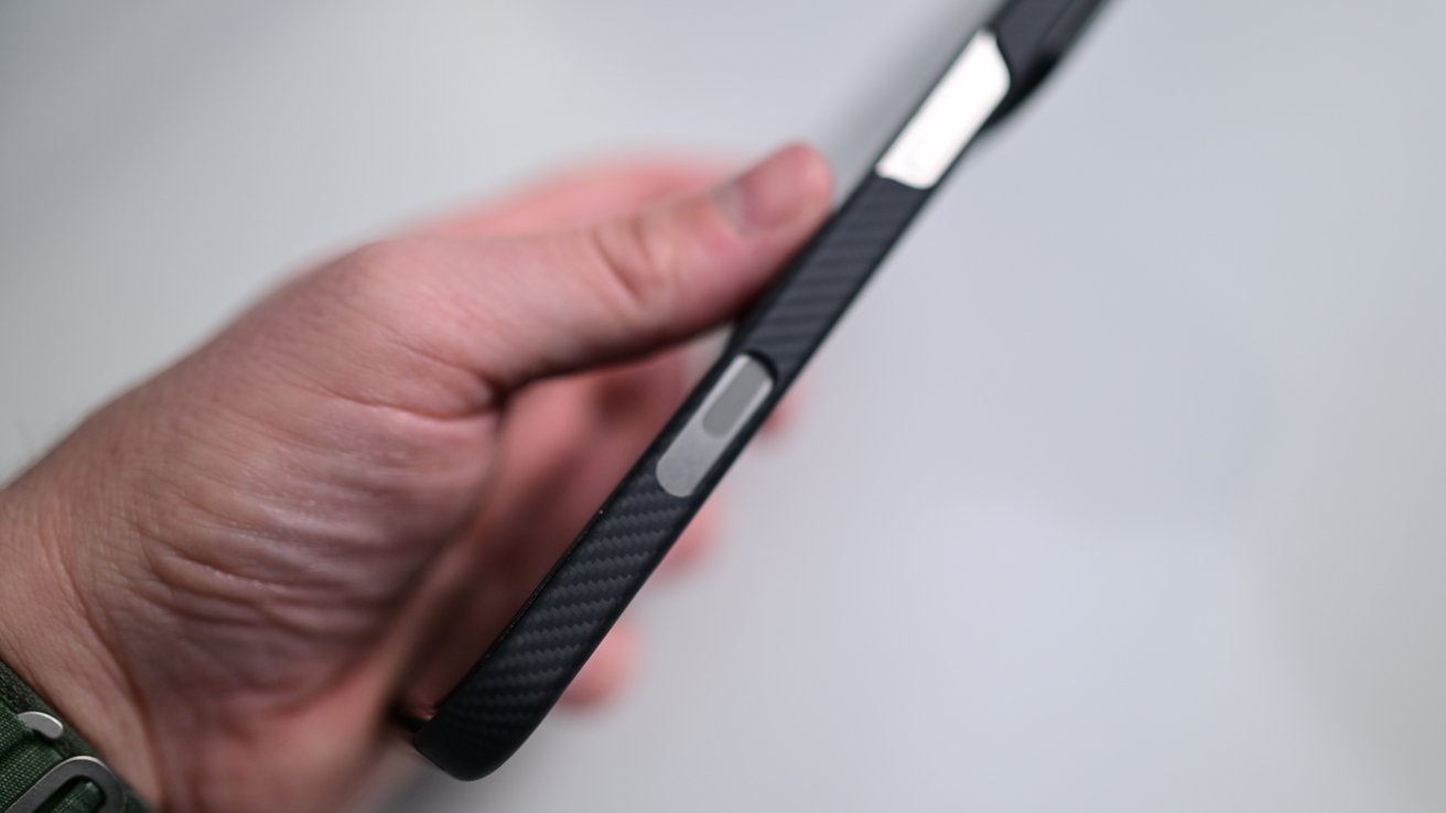 Правая сторона корпуса iPhone 16 Pro Max, где будет кнопка спуска затвора