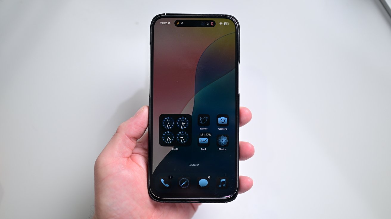 iPhone 15 Pro Max в чехле для iPhone 16 Pro Max на белом столе