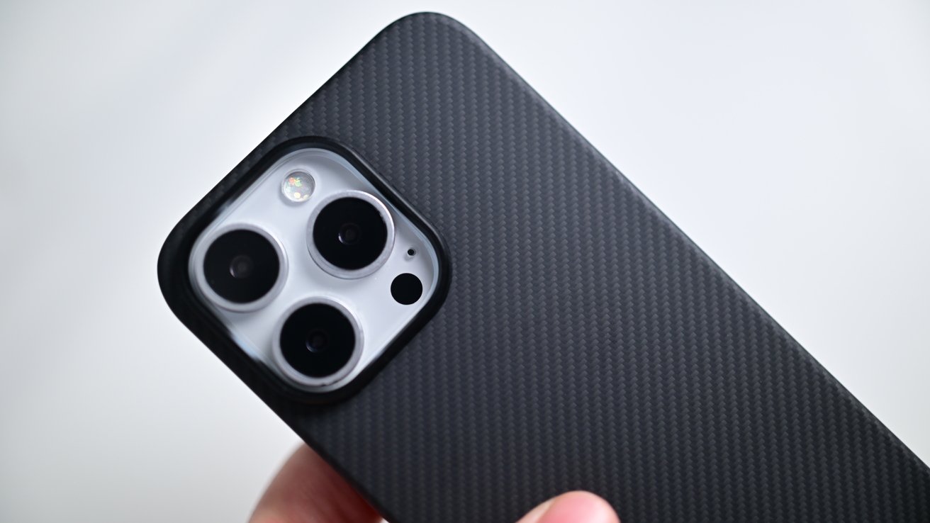 Чехол из плетеного волокна для iPhone 16 Pro Max, крупный план выступа камеры с муляжом iPhone 16 Pro Max внутри