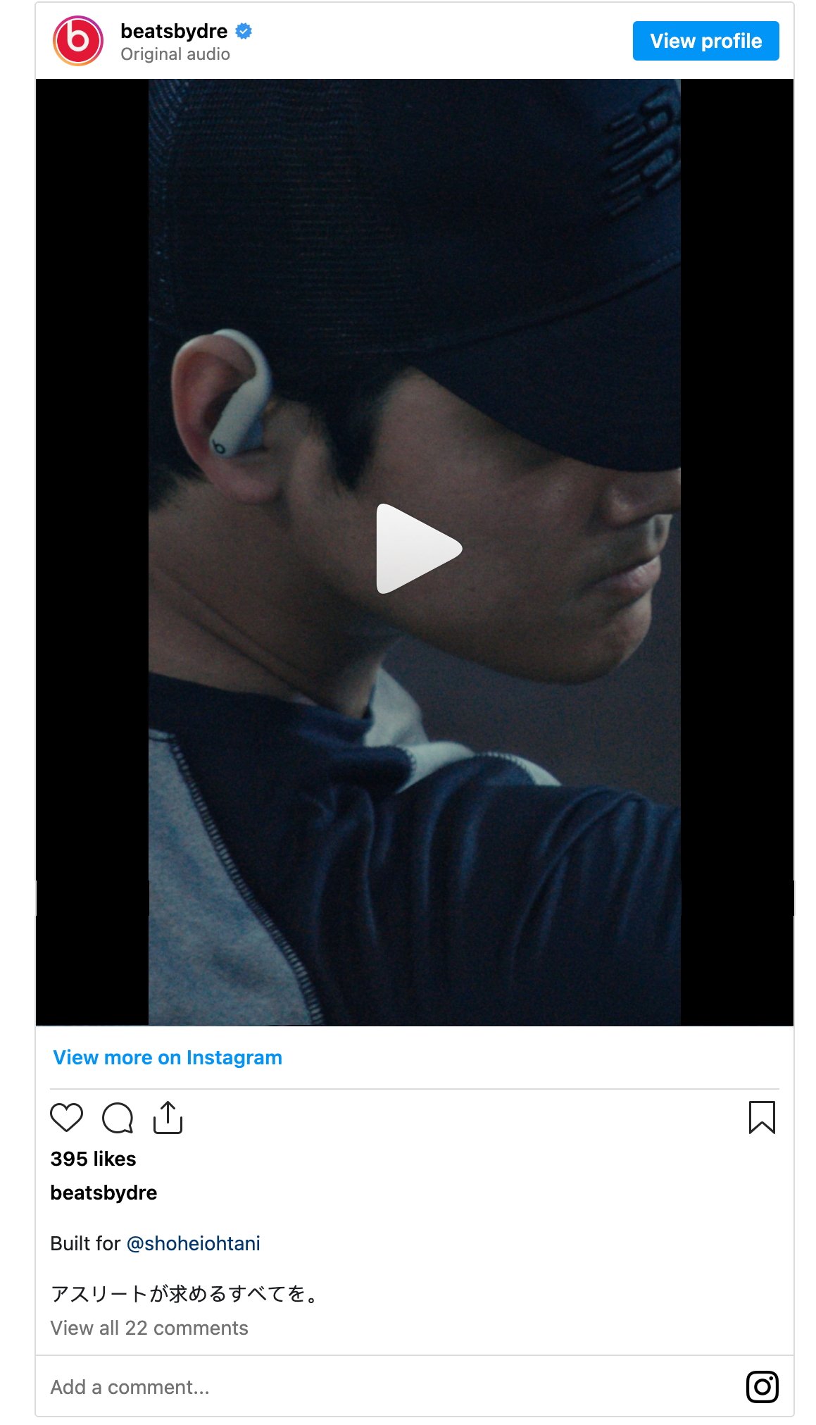 Человек в черной кепке и белых беспроводных наушниках Beats, внизу элементы интерфейса Instagram и текст на японском и английском языках.