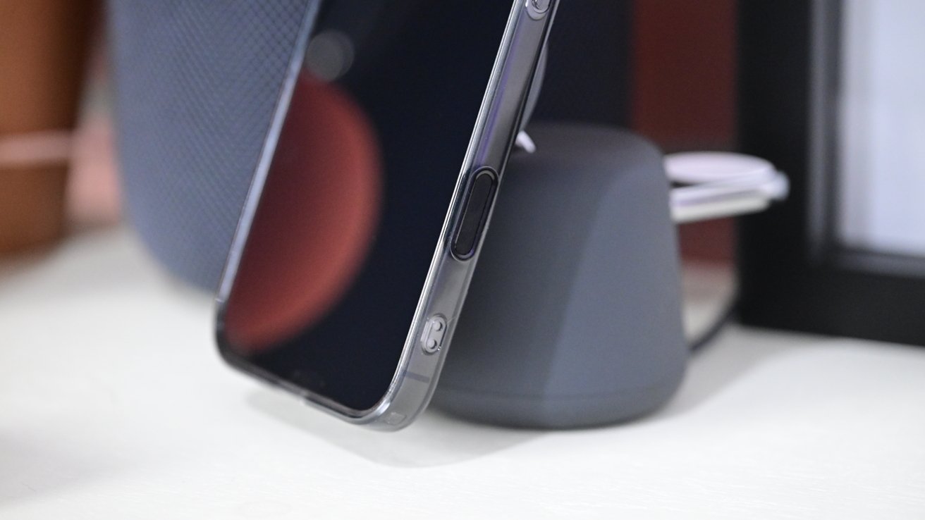 Макет iPhone 16 Pro Max в чехле Spigen, подключенный к зарядному устройству MagSafe