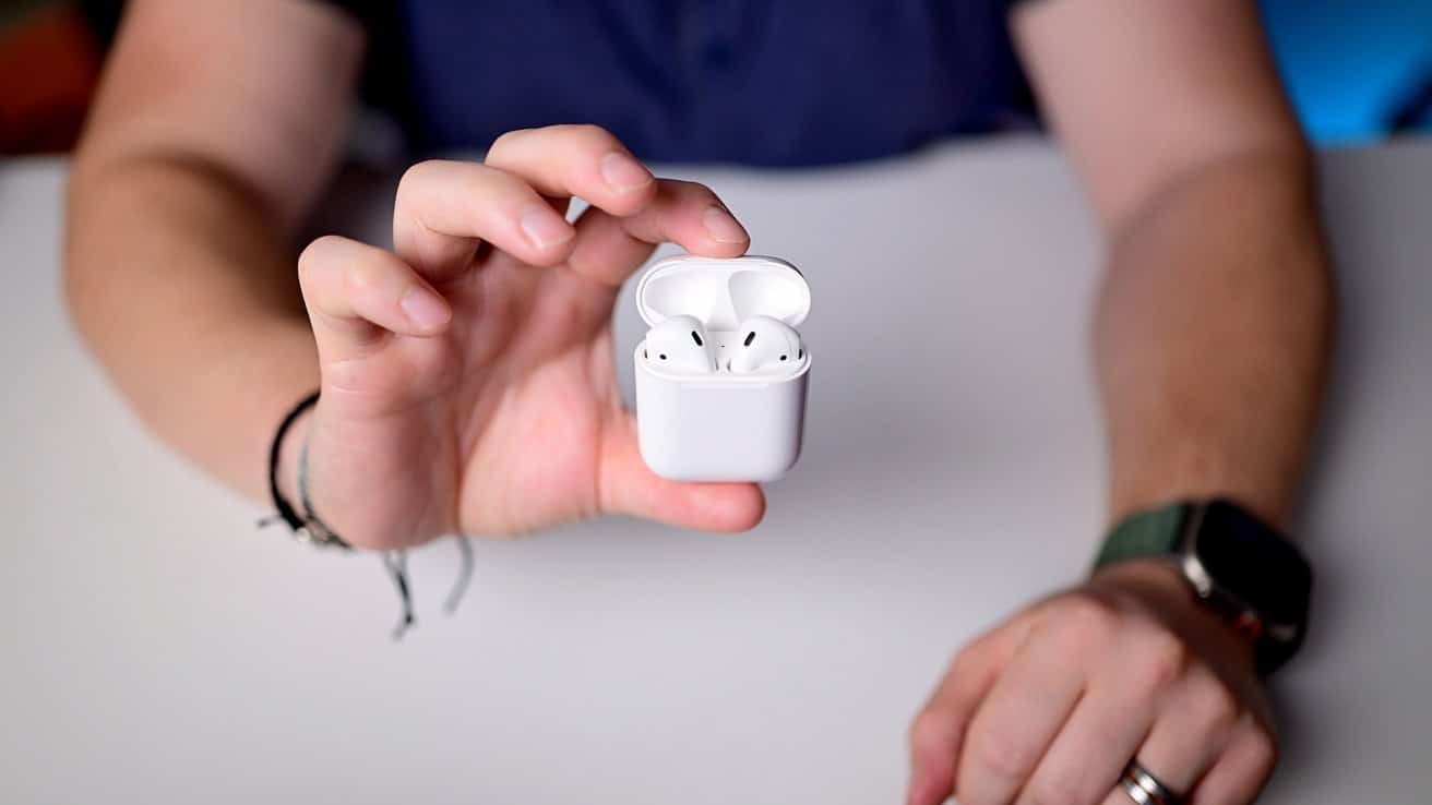 AirPods 4 добавили возможность подключения динамика к зарядному чехлу