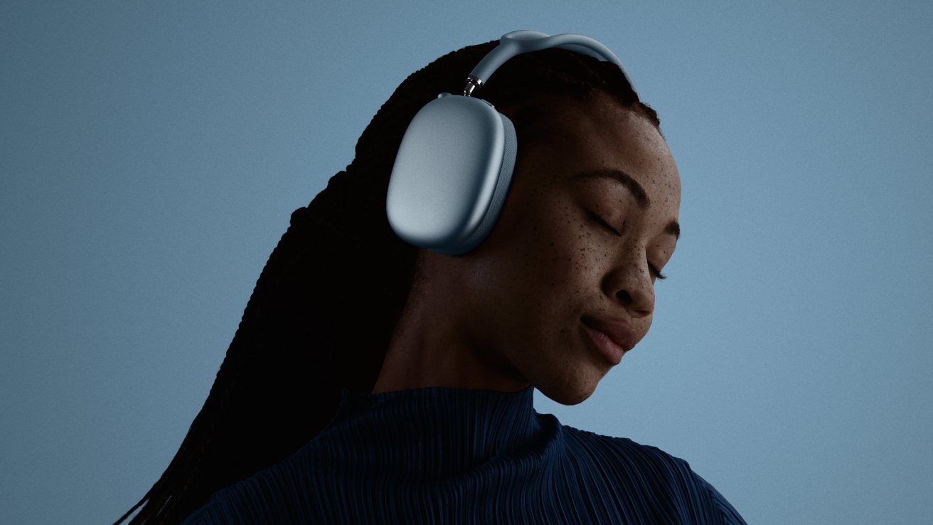 Человек в синих наушниках AirPods Max