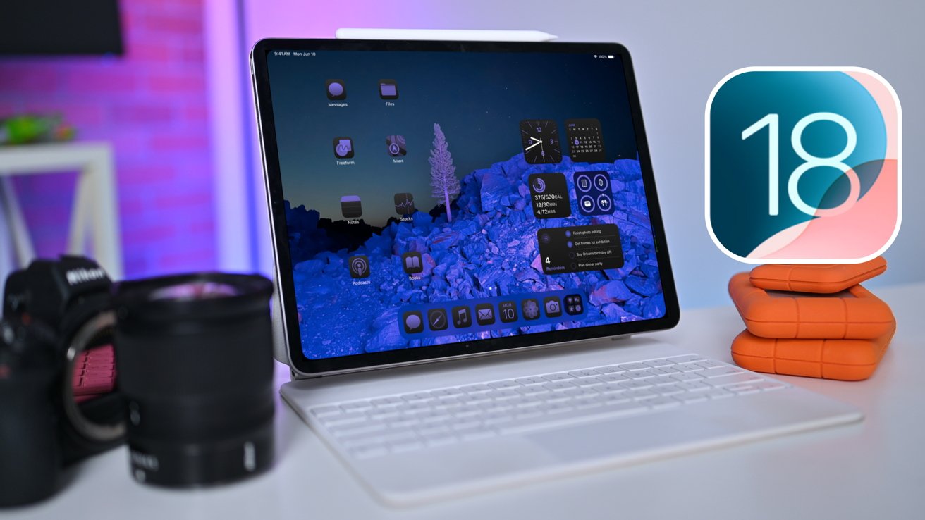 iPad с синим экраном на белой подставке для клавиатуры, объективом камеры и оранжевыми дисками рядом. Большая графика с числом 18 справа. Главное с розовой и синей подсветкой.