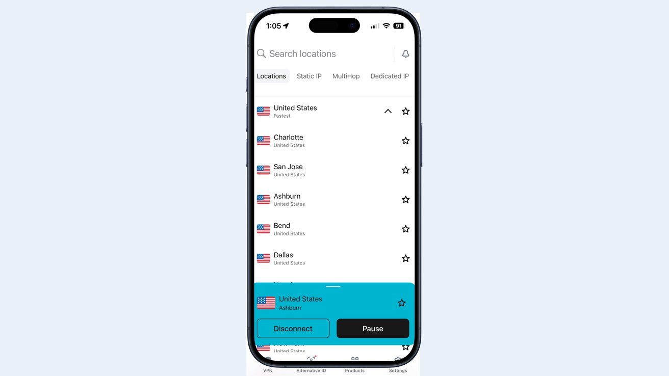 На экране смартфона отображается приложение VPN со списком серверов в США и опциями отключения или приостановки соединения.
