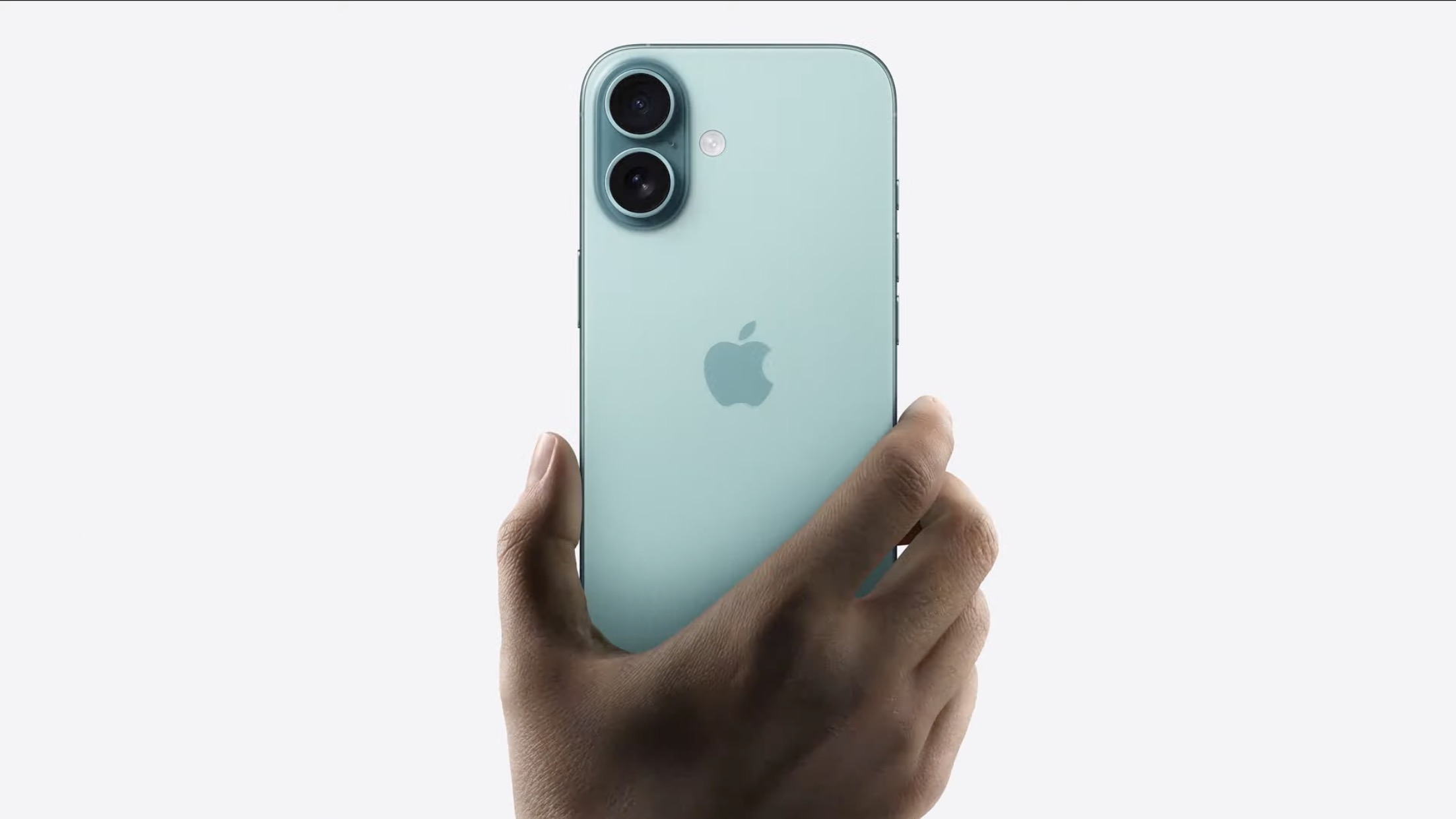 iPhone 16 в руке