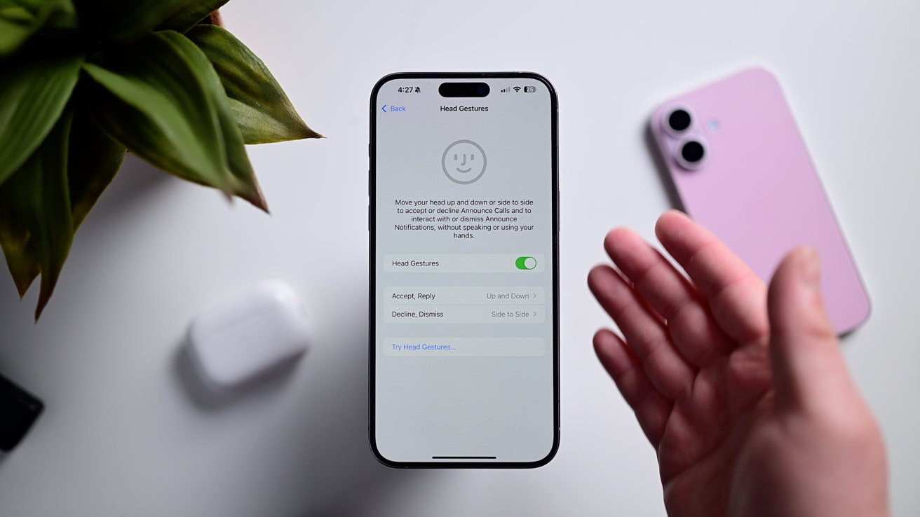 iPhone на белом столе, на котором показаны настройки жестов головой