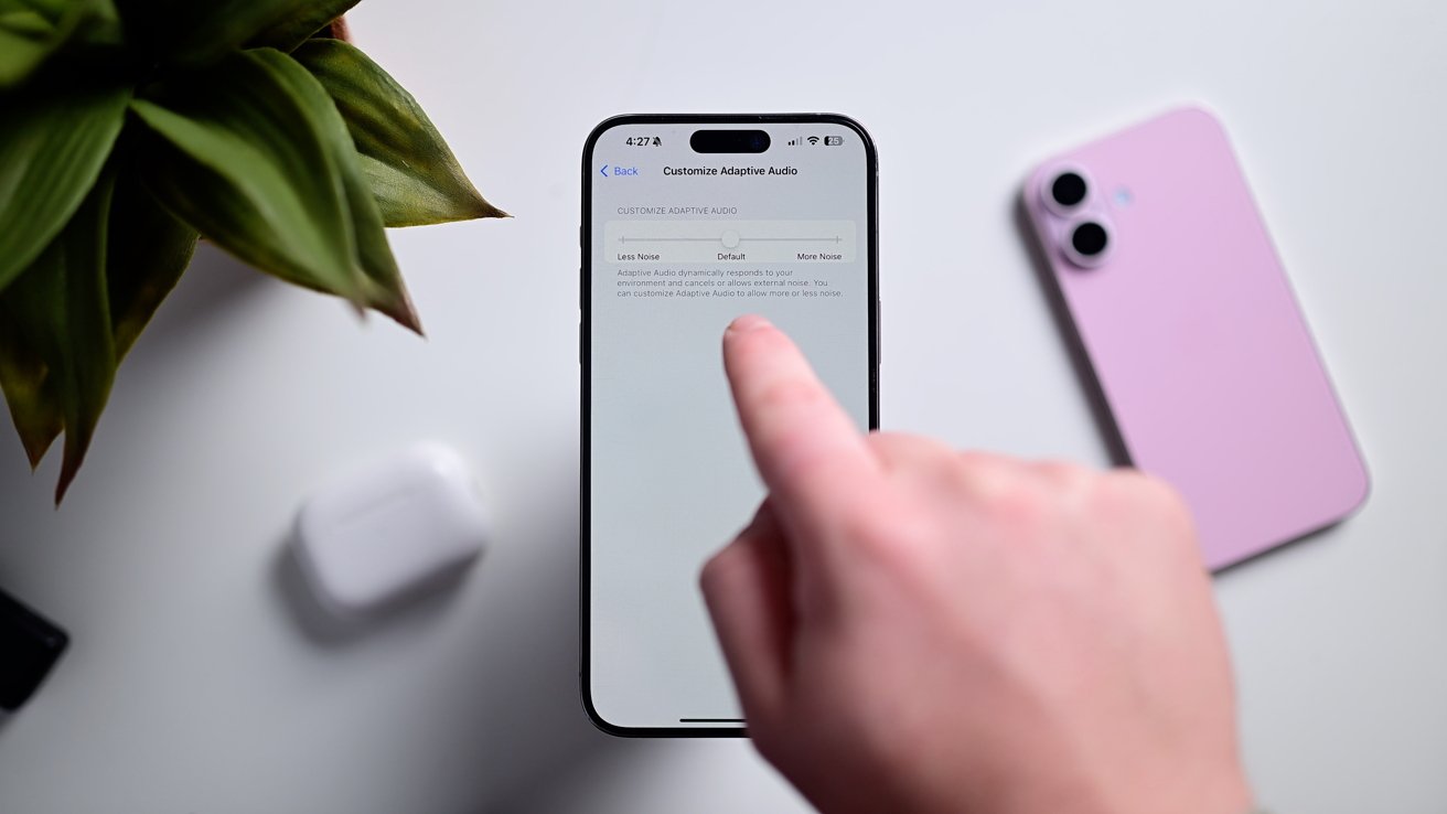 Меню настроек на iPhone, в котором отображается новый ползунок для управления адаптивным звуком