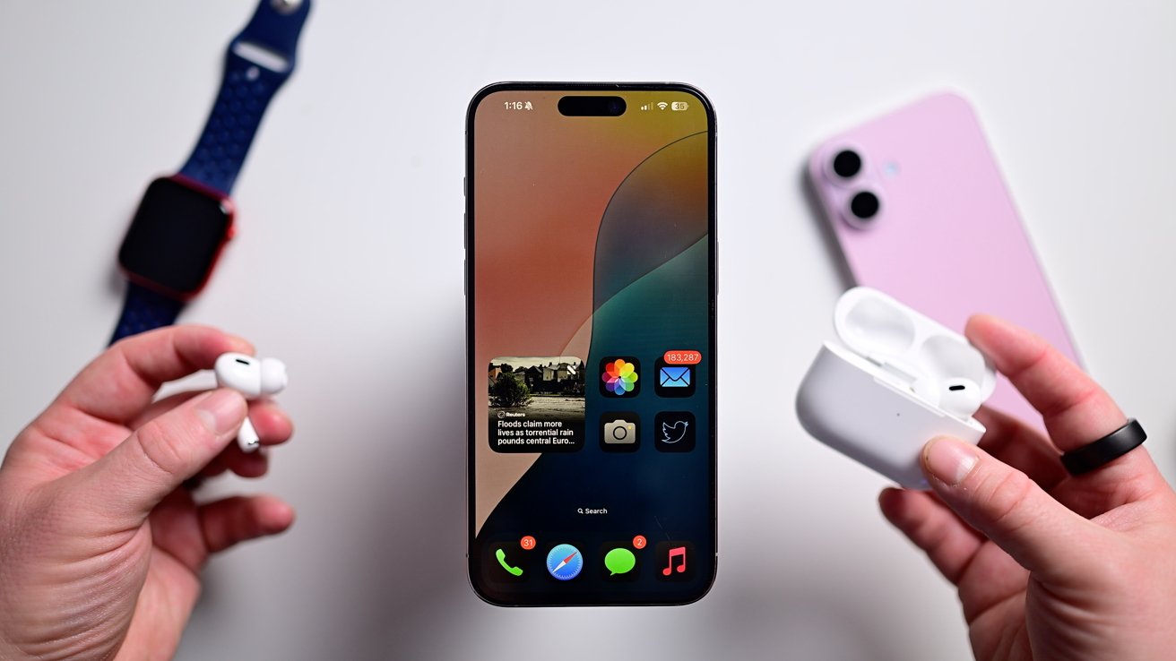 Держу наушники AirPods Pro рядом с iPhone на белом столе