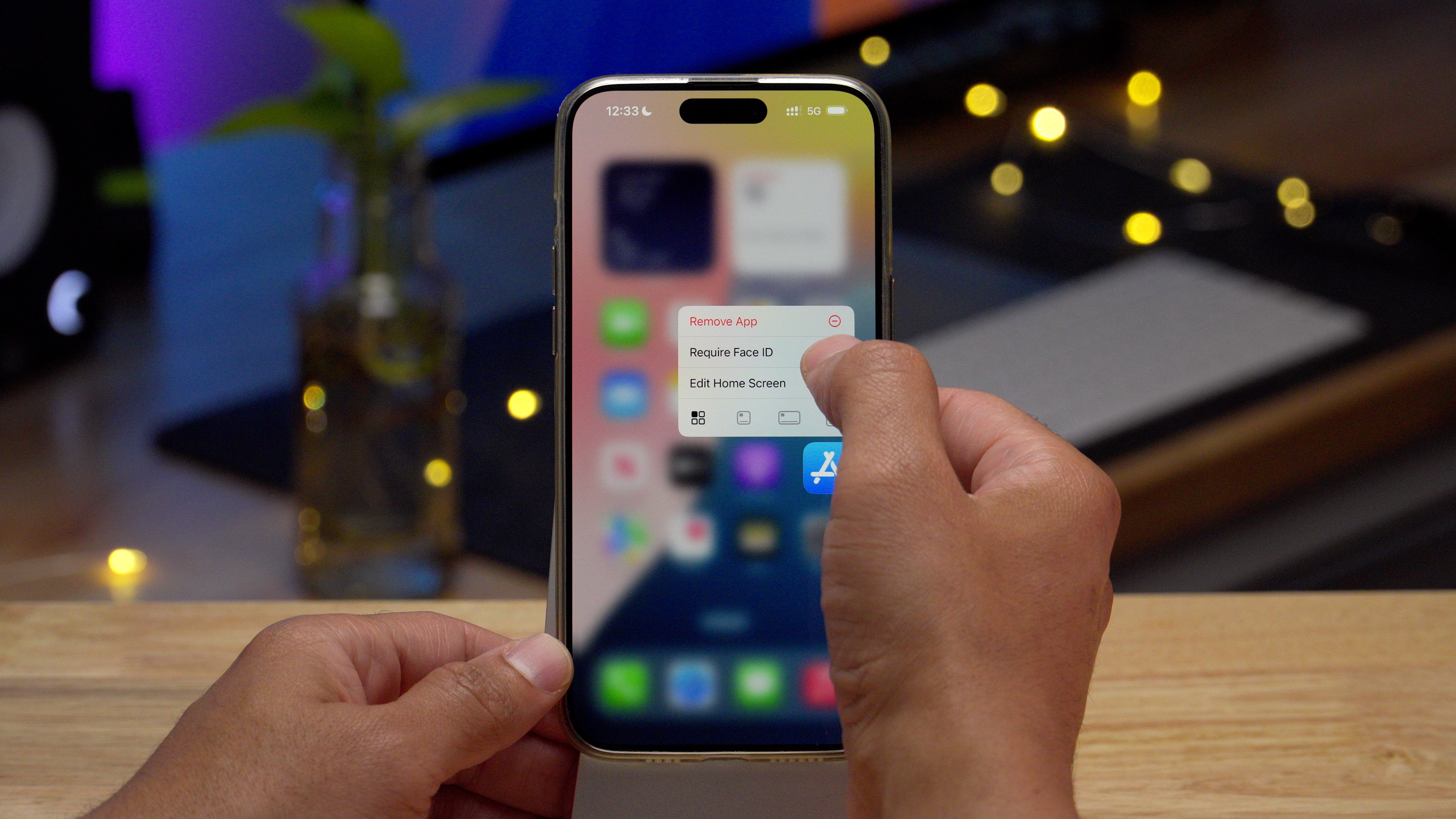 iOS 18 Требовать запрос Face ID на главном экране при длительном нажатии на значок приложения.