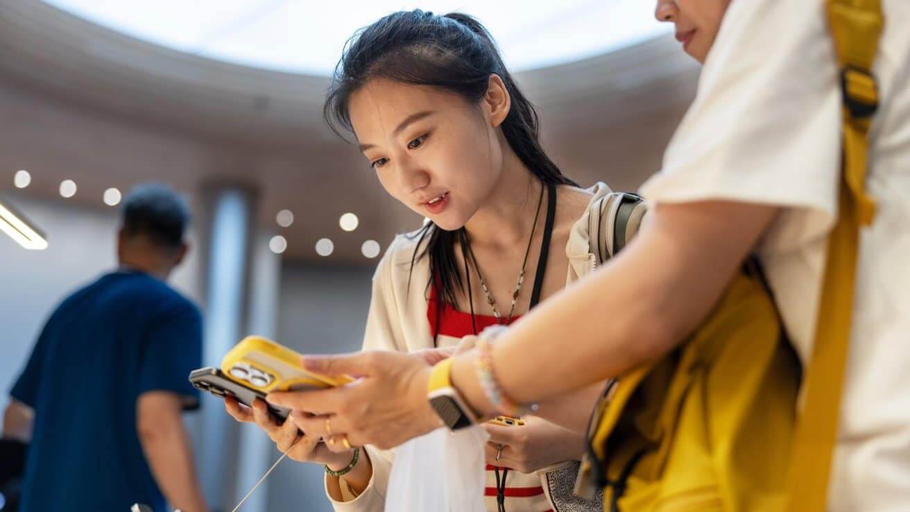 Магазины Apple Store заполняются покупателями, тестирующими iPhone 16