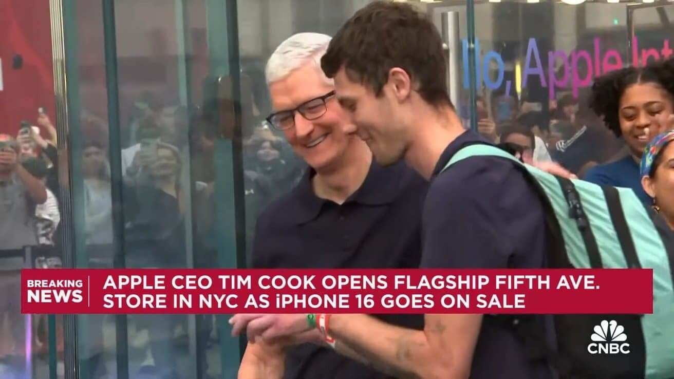 iPhone 16 поступил в продажу, Тим Кук открыл магазин на Пятой авеню