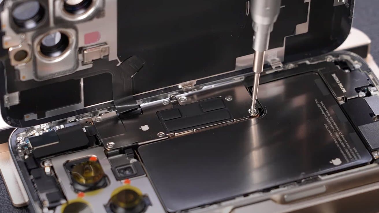 Разборка iPhone 16 Pro показала новый стальной корпус аккумулятора