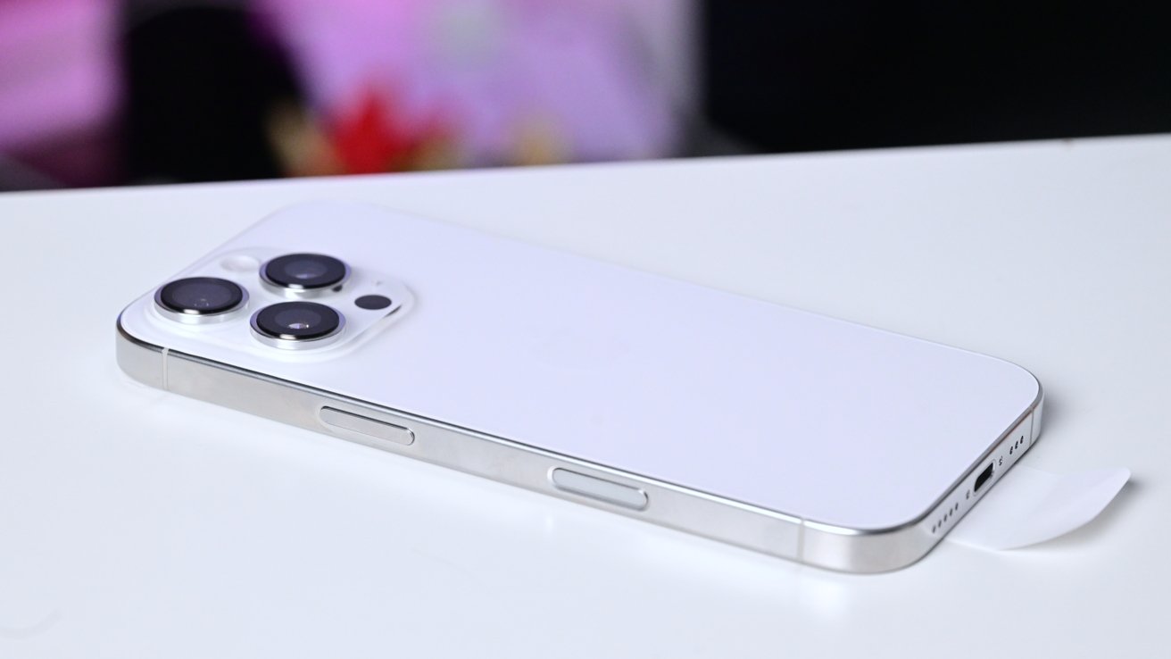 Белый титановый iPhone 16 Pro на белом столе