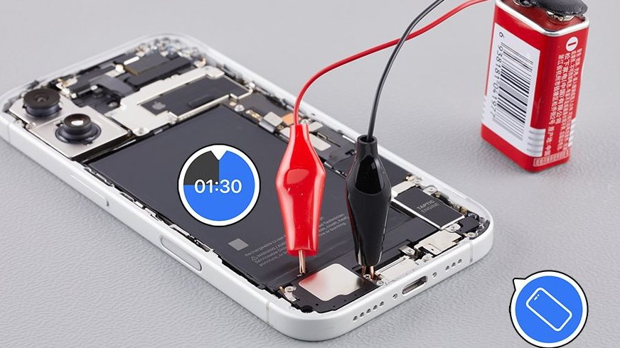 Частично разобранный iPhone, подключенный к 9-вольтовой батарее с помощью зажимов типа «крокодил», с таймером, показывающим на экране телефона 1 минуту и 30 секунд.