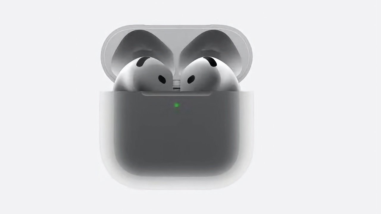 Новые AirPods 4 в открытом зарядном футляре с зеленым световым индикатором.