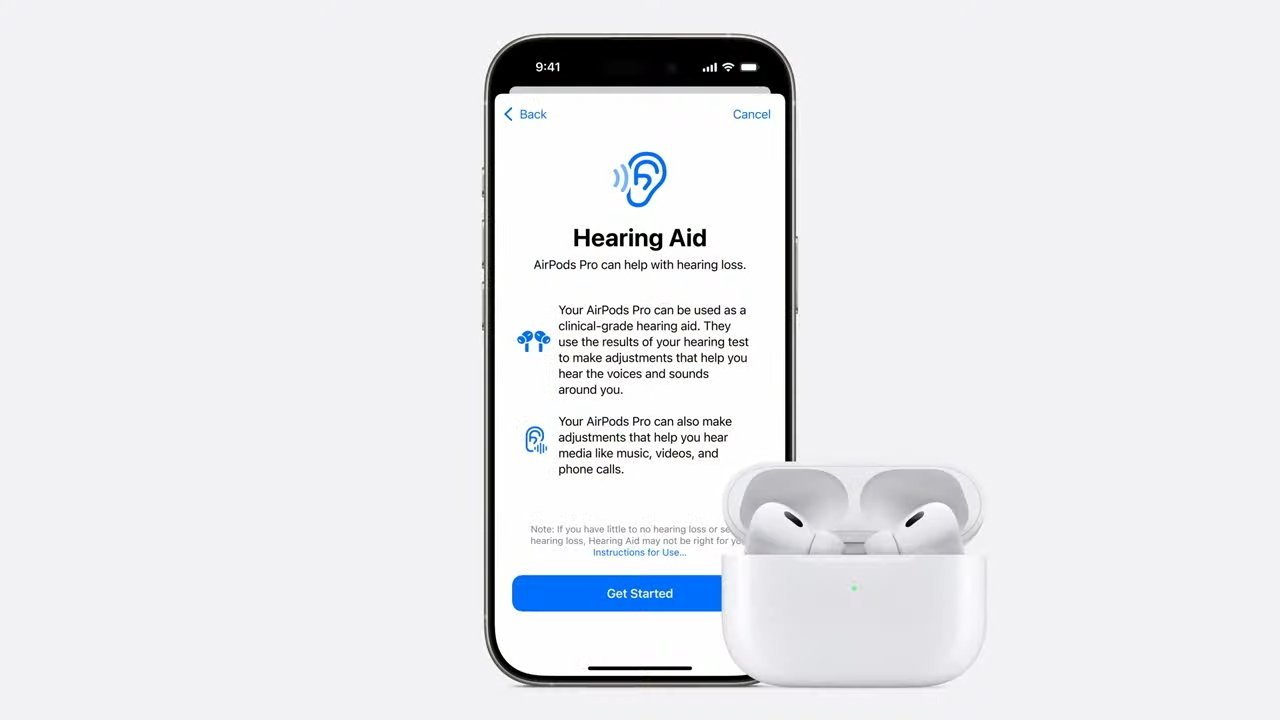 На экране iPhone отображается настройка слухового аппарата для AirPods Pro рядом с открытым футляром AirPods Pro.