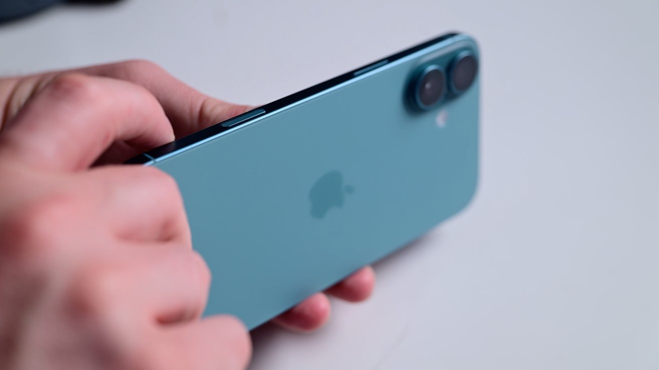 Кнопка управления камерой на боковой стороне ультрамаринового iPhone 16