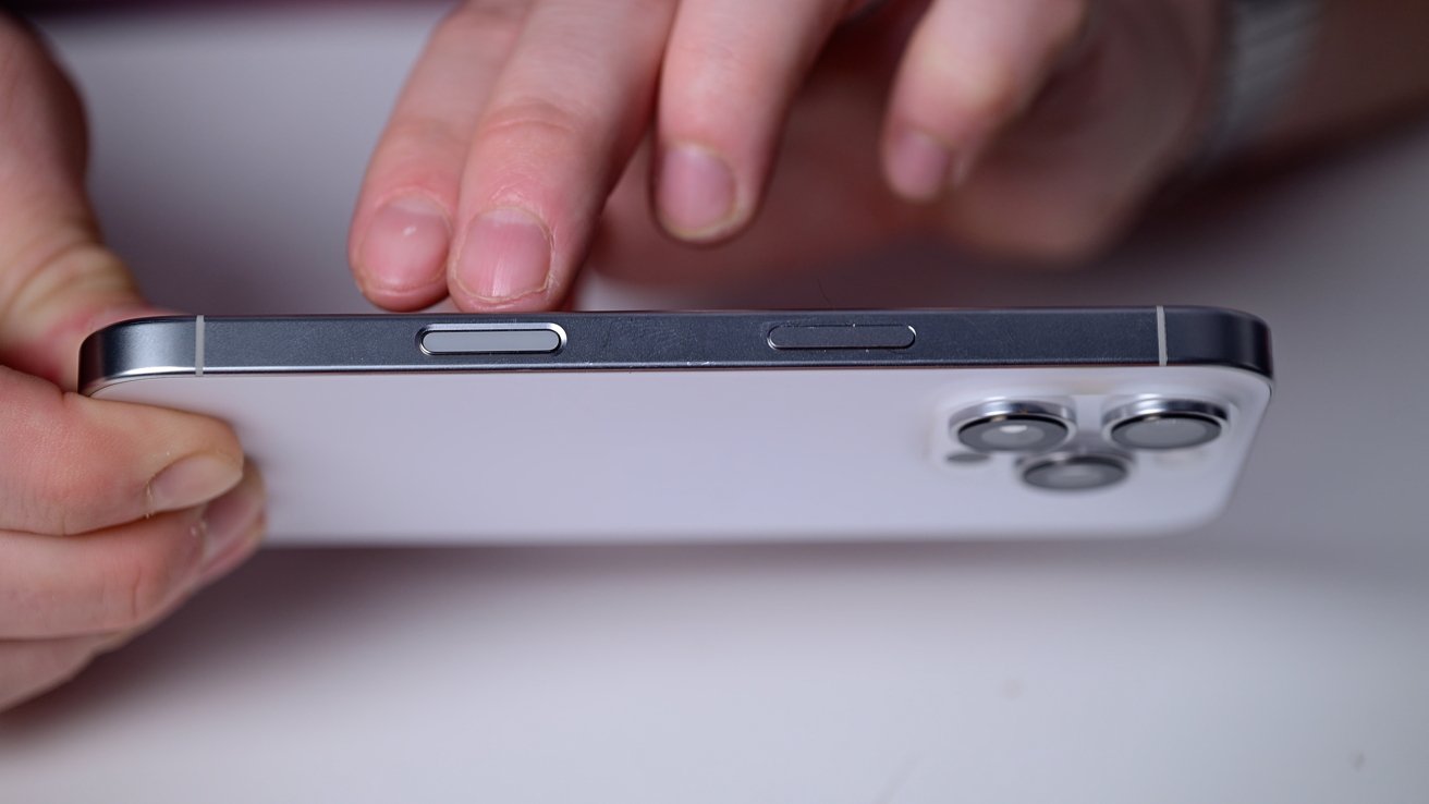 Новая кнопка управления камерой на боковой стороне белого iPhone 16 Pro