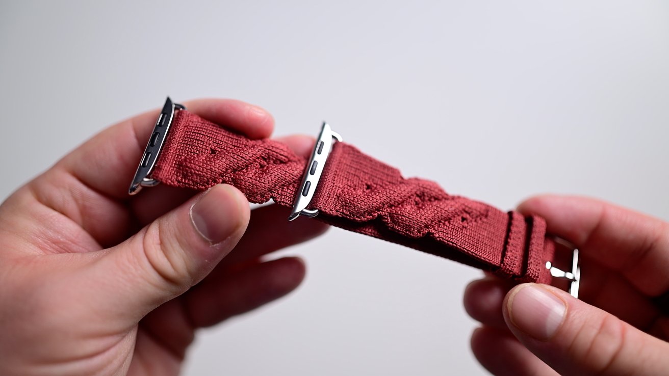 Держу темно-красный тканый ремешок Torsade для Apple Watch.