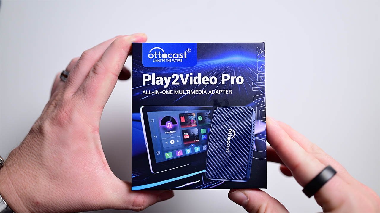 Универсальный мультимедийный адаптер Ottocast Play2Video Pro в коробке.