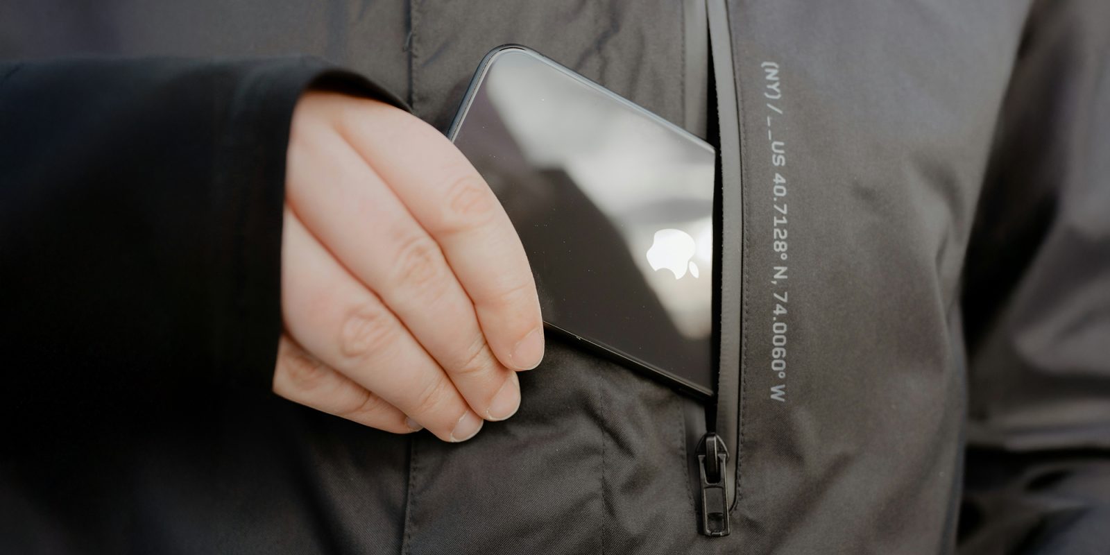 Делаем iPhone защищенным от кражи | Рука, достающая iPhone из кармана