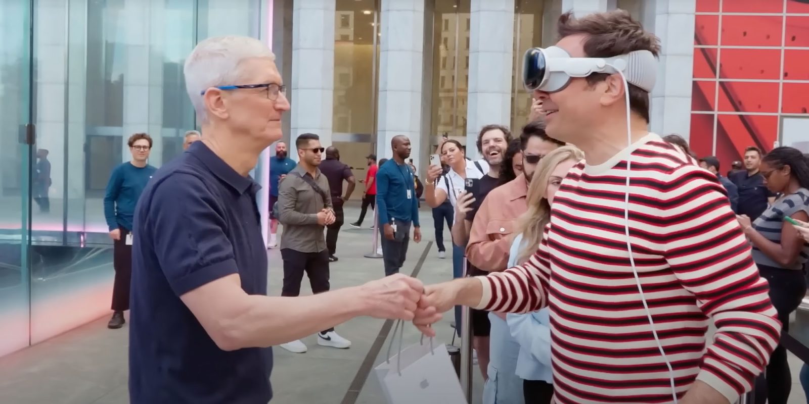 Джимми Фэллон и Тим Кук в магазине на Пятой авеню, Фэллон в очках Vision Pro