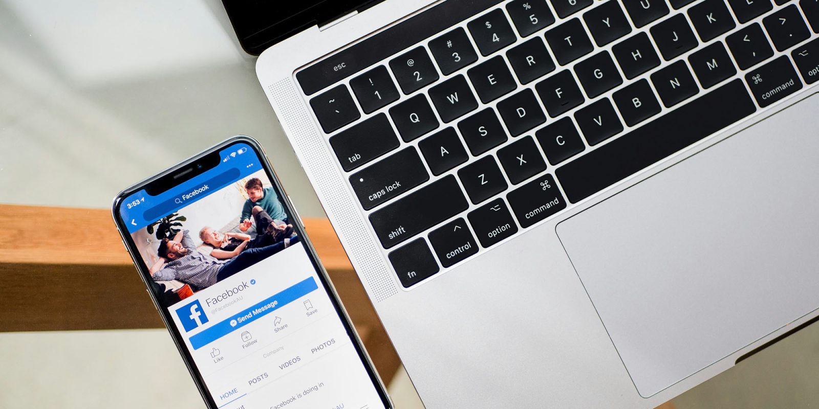 Meta удалил все публичные публикации в Facebook и Instagram с 2007 года | Facebook на iPhone рядом с MacBook