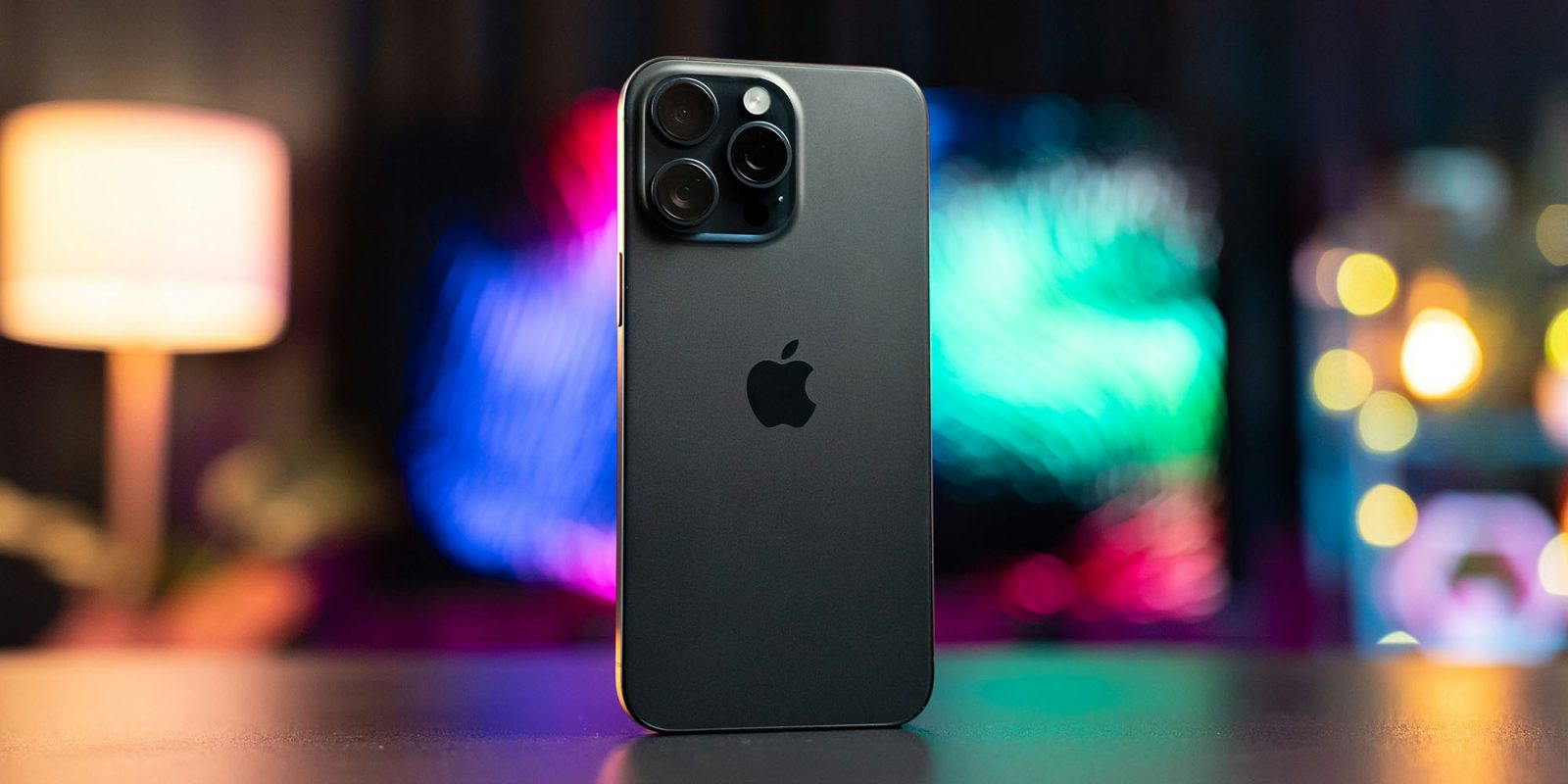 Продажи подержанных iPhone выросли на 28% | iPhone 15 Pro Max на красочном фоне