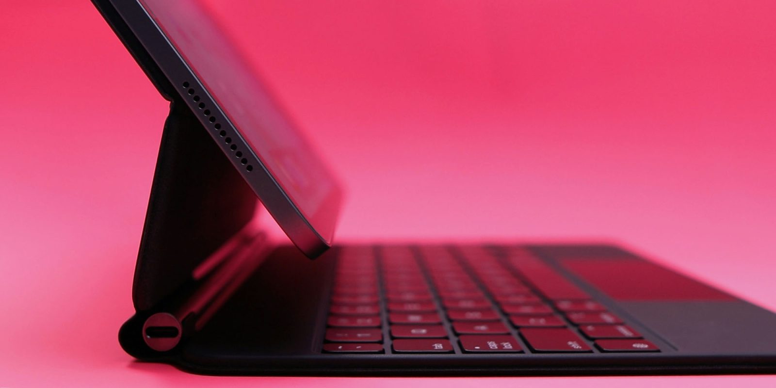 Приложения для iPad можно продавать через сторонние магазины приложений | iPad Pro и Magic Keyboard в розовой подсветке