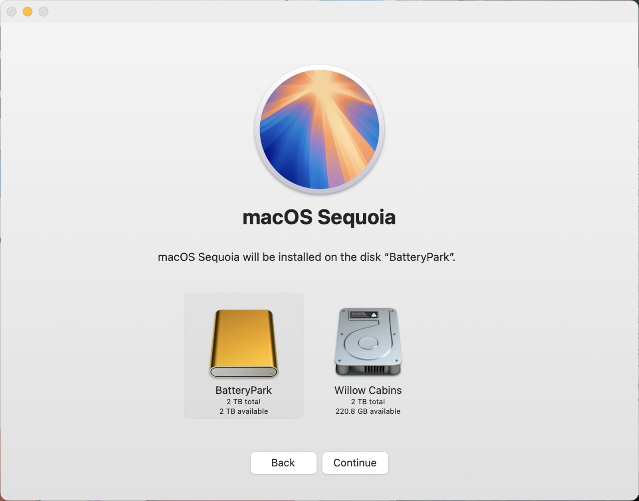 Экран установки macOS Sequoia, показывающий установку на диск BatteryPark с доступным объемом 2 ТБ, а также другой вариант диска. Две кнопки «Назад» и «Продолжить» расположены ниже.