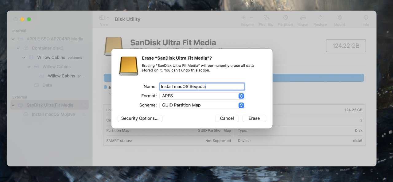 Окно Дисковой утилиты, показывающее параметры удаления носителя SanDisk Ultra Fit с полями для имени, формата и схемы.