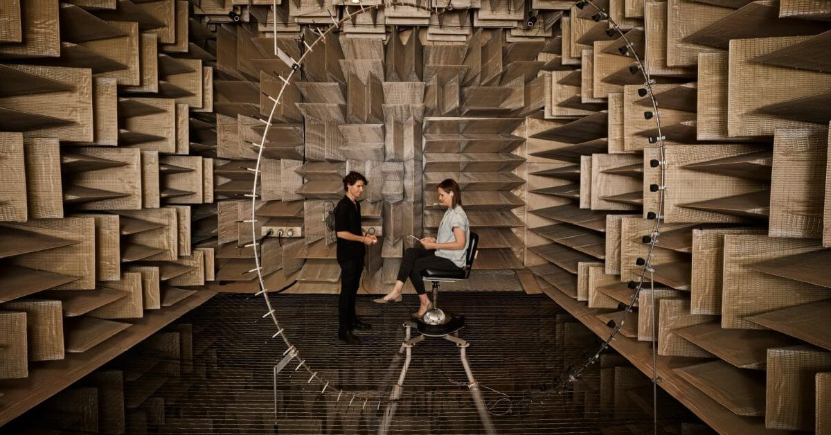 Apple предлагает редкий взгляд на Audio Lab, где разрабатываются новые функции AirPods