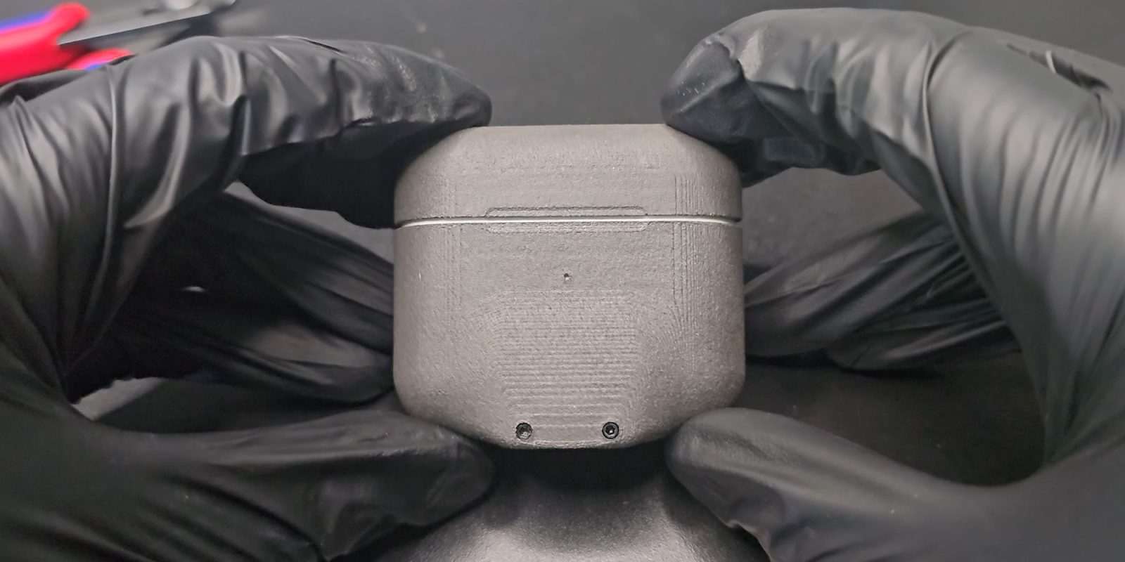 Этот особый чехол добавляет порт USB-C к AirPods с Lightning.