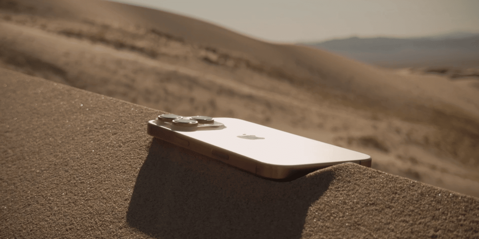 Подробное знакомство с камерами iPhone 16 Pro | iPhone цвета пустыни, сфотографированный в настоящей пустыне