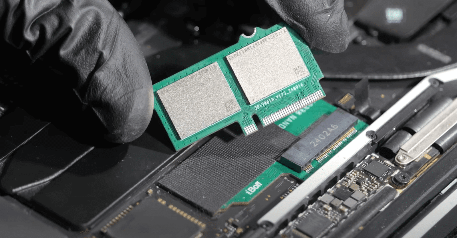 Repair YouTuber создает обновляемые SSD-модули для Apple Silicon MacBook