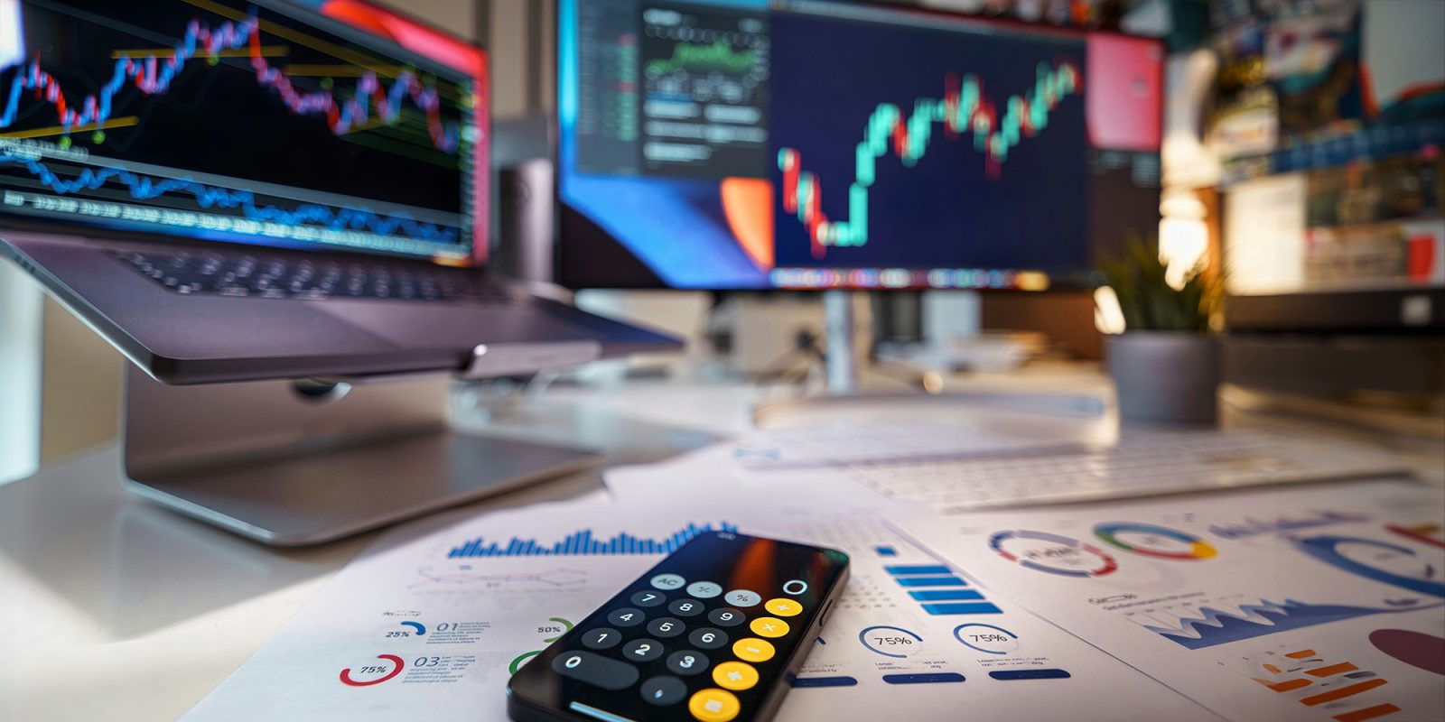 Тим Кук продает акции AAPL на сумму 50 миллионов долларов | Иллюстративное стоковое изображение графиков и приложения-калькулятора