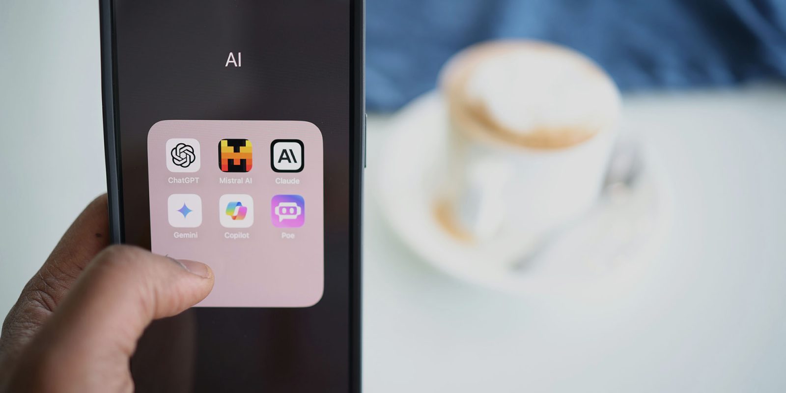 Не включайте личные данные в чаты AI | Папка приложений AI на iPhone