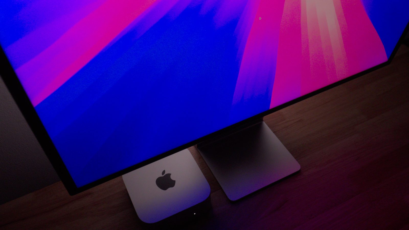 Обои macOS Sequoia на Studio Display на базе M4 Mac mini