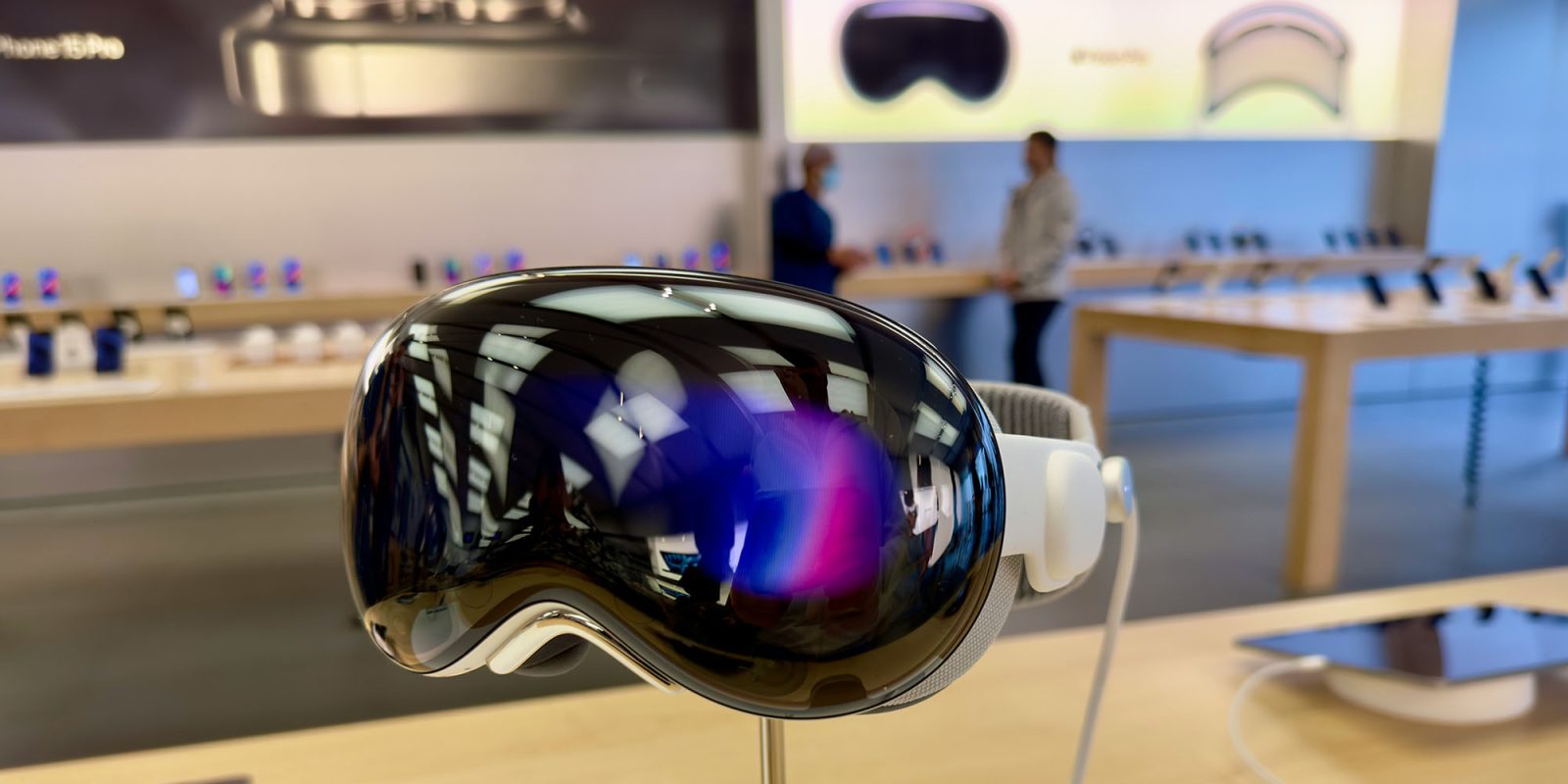 Apple работает над Vision Pro как минимум с 2008 года | Витрина в магазине Apple