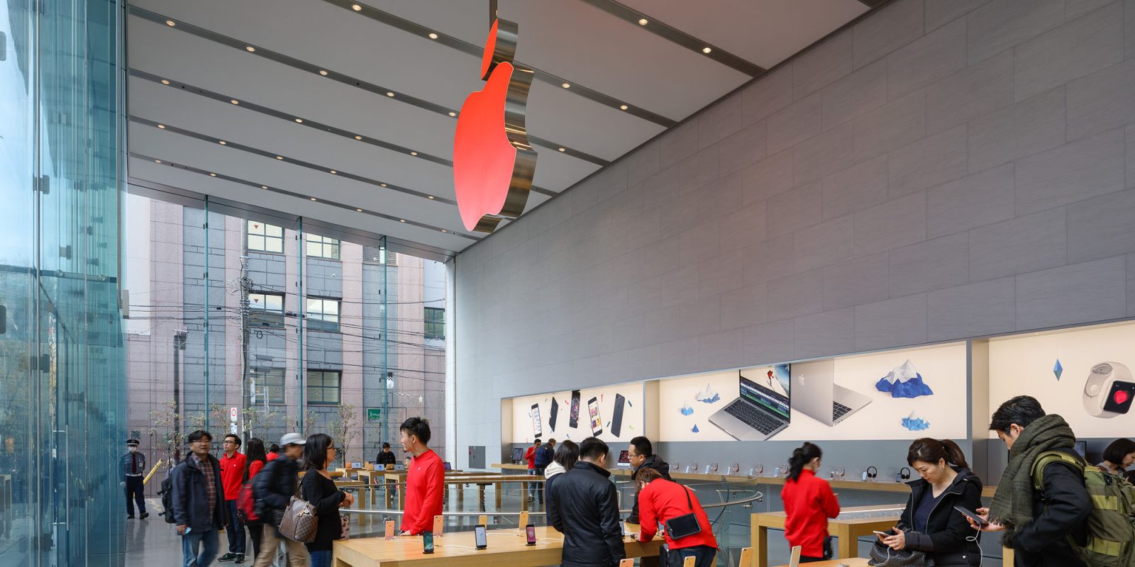 Apple снова поддерживает Всемирный день борьбы со СПИДом | Красный логотип Apple Store в Токио