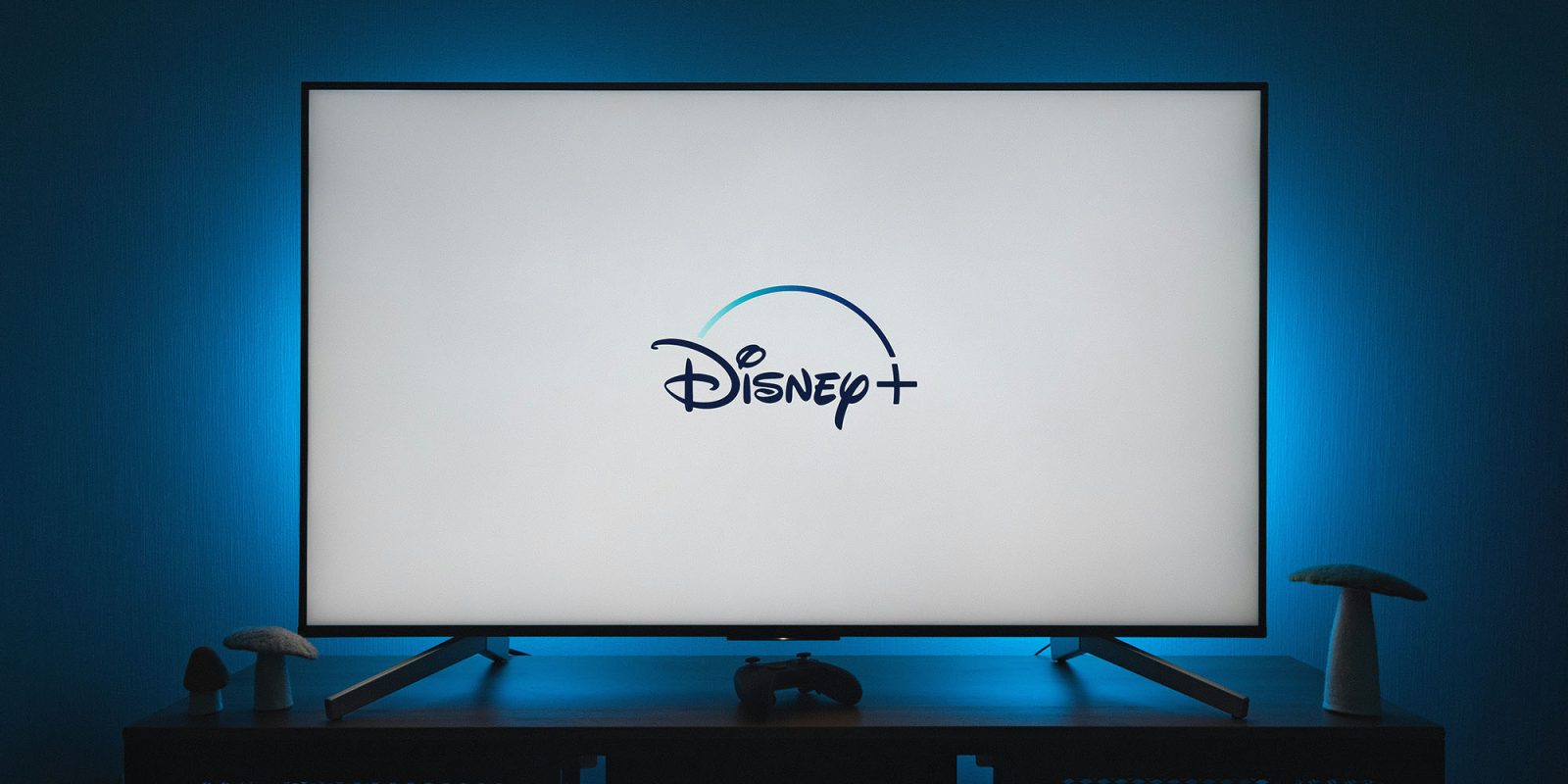 Боб Айгер удивительно (и случайно) честен в отношении цен и подписок Disney+ | Логотип на экране телевизора