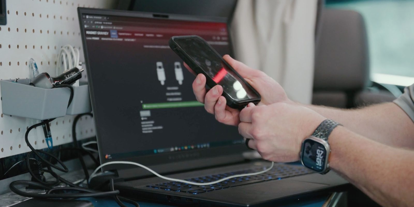 Инструмент взлома iPhone Graykey (здесь он работает на ноутбуке) может «частично» получить доступ к iPhone 16