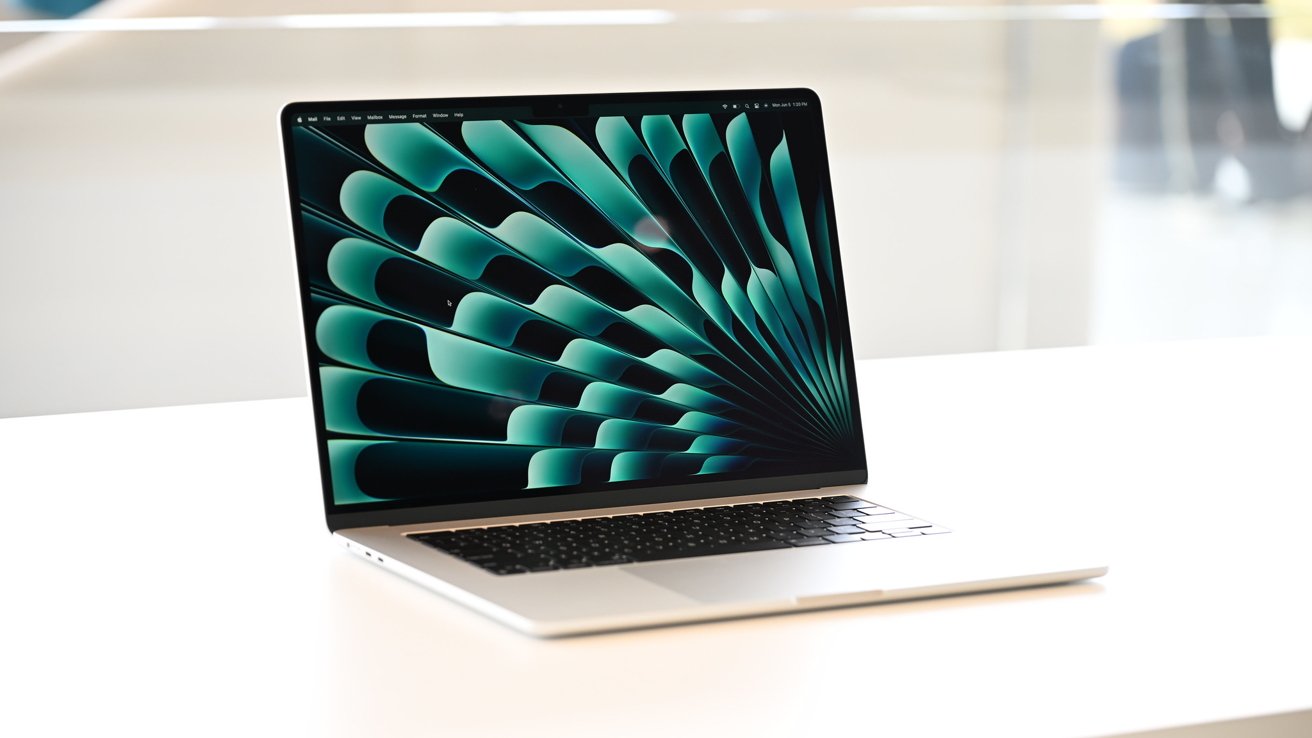 Откройте MacBook Air на белой поверхности с темным абстрактным спиральным узором на экране.