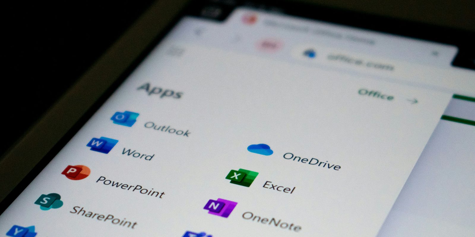 Отчет об обучении Microsoft Office AI основан на недоразумении | Фотография крупным планом меню приложений Microsoft Office