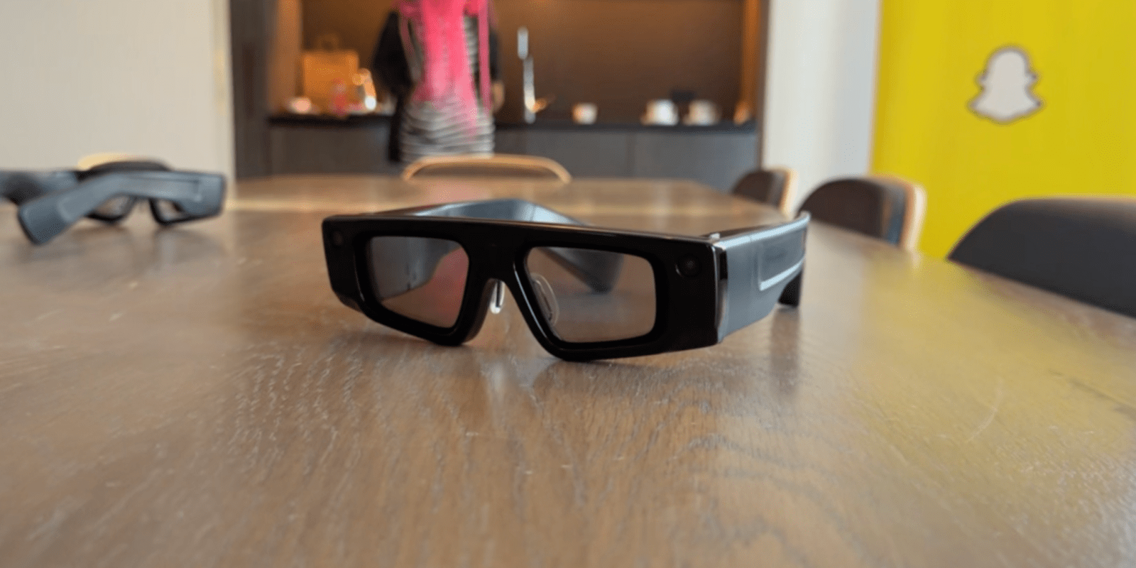 Snapchat Spectacles (5-го поколения) AR-очки на столе