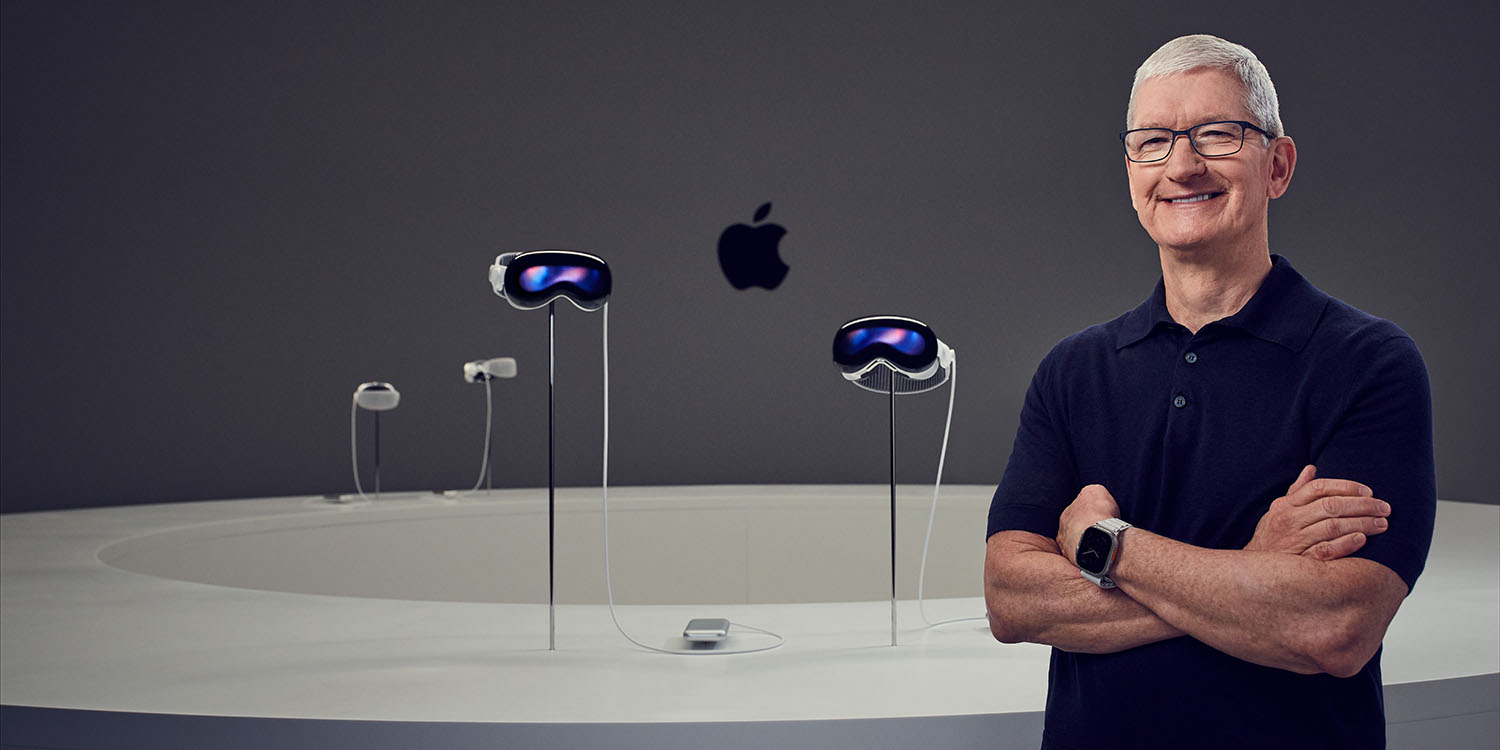 Всё анонсировано на WWDC 2023 | Тим Кук стоит перед дисплеем Vision Pro