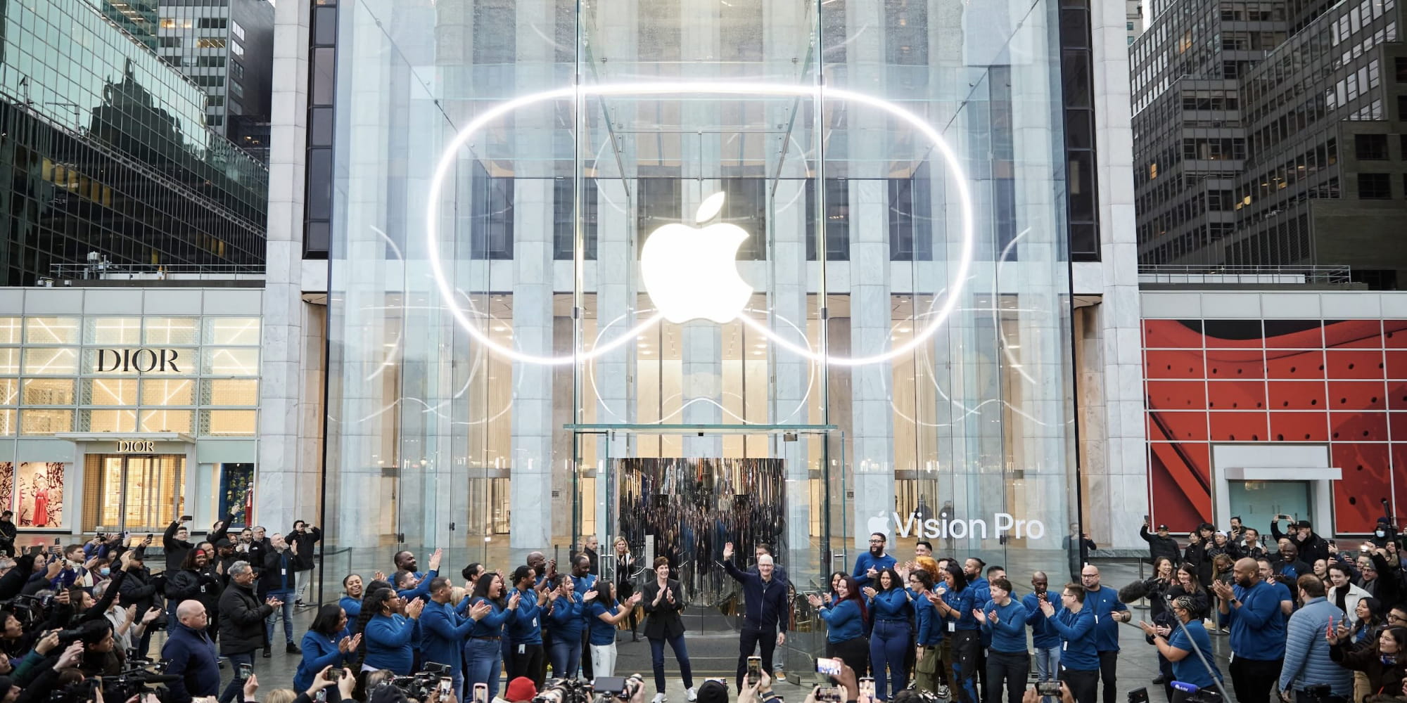 Специалист Apple Store Vision Тим Кук