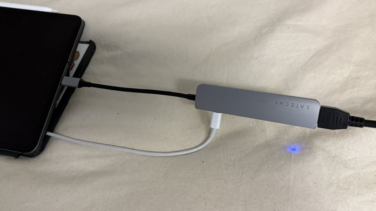 Обзор тонкого адаптера USB-C Satechi 6-в-1: используется для питания и подключения моего iPad к проектору.