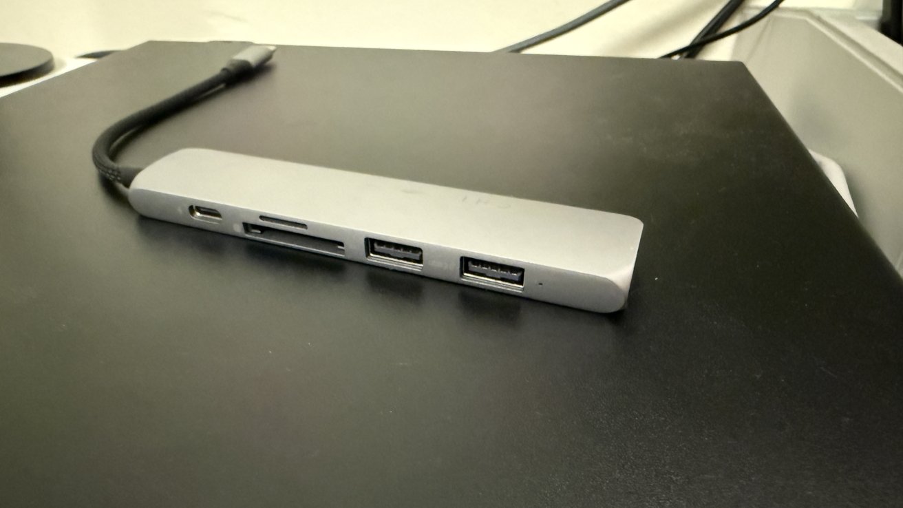 Обзор тонкого адаптера USB-C Satechi 6-в-1: вид сбоку, показывающий большинство портов.